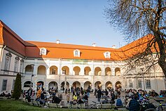 Veiklą Vilniuje atnaujino lauko kavinės Veiklą Vilniuje atnaujino lauko kavinės