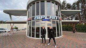 Paluknio aerodrome, kuriame gros šeštadienį, „Biplan“ nariai apsilankė iš anksto