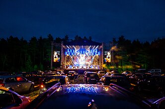 „Biplan“ „drive in“ koncerto akimirka