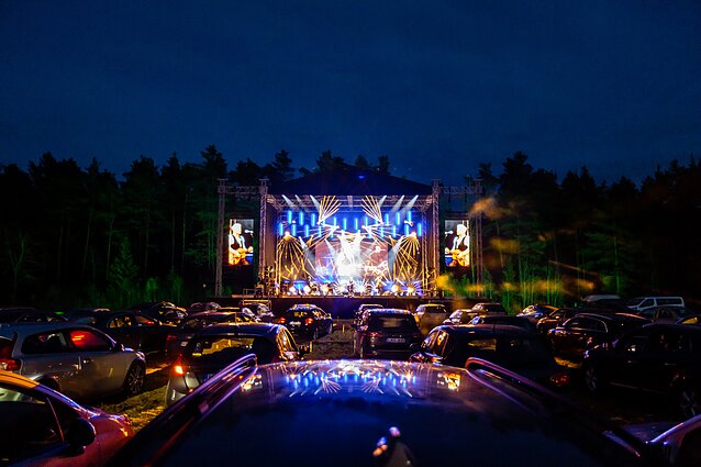 „Biplan“ „drive in“ koncerto akimirka