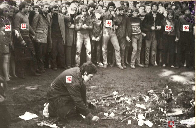 Kauno miesto sode pagerbti Romo Kalantos atminimo susirinkę žmonės. 1972 m. gegužės 18 d.