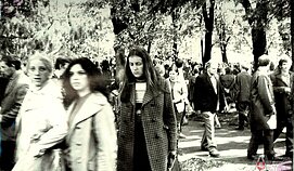 Kauno miesto sode pagerbti Romo Kalantos atminimo susirinkę žmonės. 1972 m. gegužės 18 d.