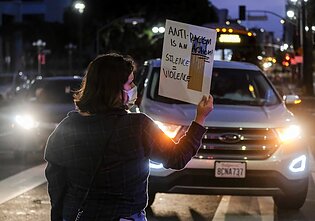JAV vyksta protestai dėl incidento, kai policininkas nužudė juodaodį