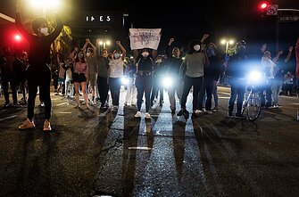 JAV vyksta protestai dėl incidento, kai policininkas nužudė juodaodį