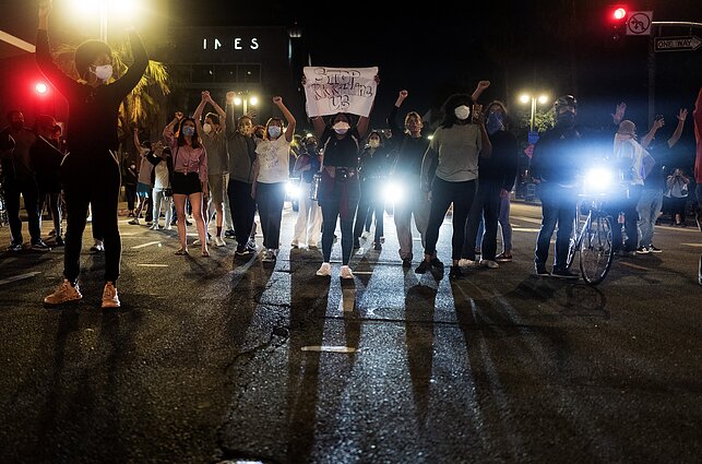 JAV vyksta protestai dėl incidento, kai policininkas nužudė juodaodį