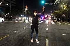 JAV vyksta protestai dėl incidento, kai policininkas nužudė juodaodį