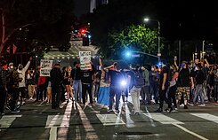 JAV vyksta protestai dėl incidento, kai policininkas nužudė juodaodį
