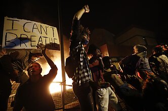  JAV vyksta protestai dėl incidento, kai policininkas nužudė juodaodį