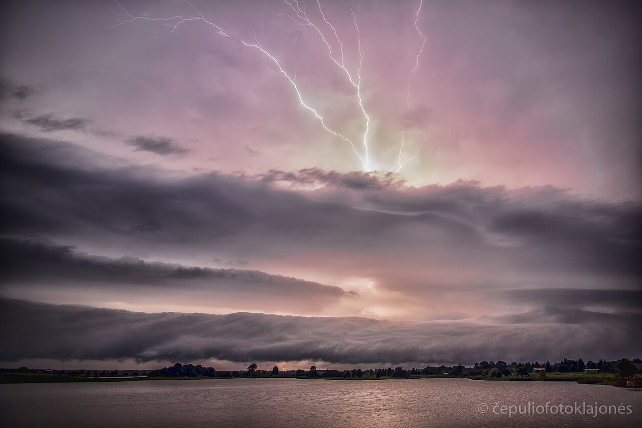 Audros debesis su žaibais