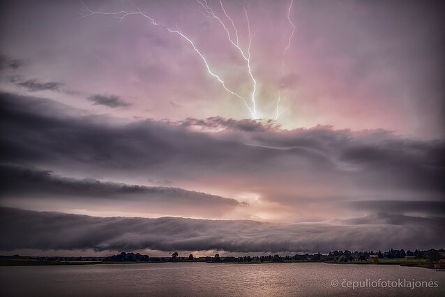 Audros debesis su žaibais