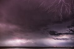 Žaibai virš marių