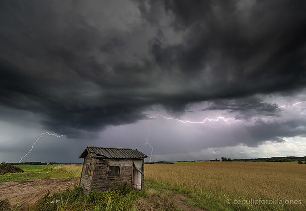 Žaibus pagauti dieną nėra lengva, bet įmanoma