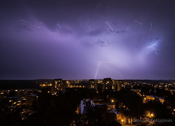 Žaibus nebijant lietaus labai lengva fotografuoti pro langą ar balkoną