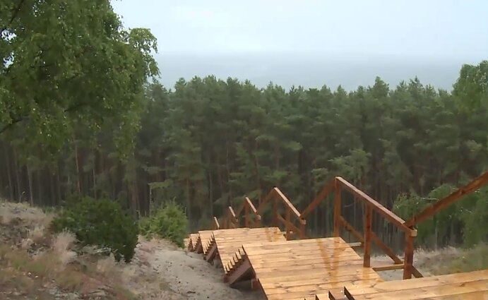 Preiloje įrengti laiptai į kopą: Kuršių marios ir Baltijos jūra – lyg ant delno