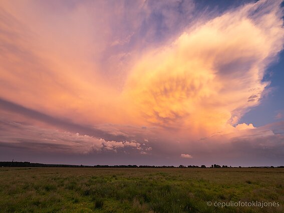 Audros debesis su tešmenimis