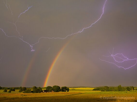 Dviguba vaivorykštė su žaibais