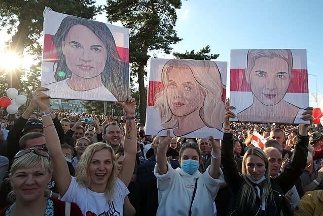 Protestuotojai Baltarusijoje laiko plakatus su Sviatlanos Cichanouskajos (kairėje), Veranikos Capkalos (centre) ir Maryjos Kalesnikavos atvaizdais