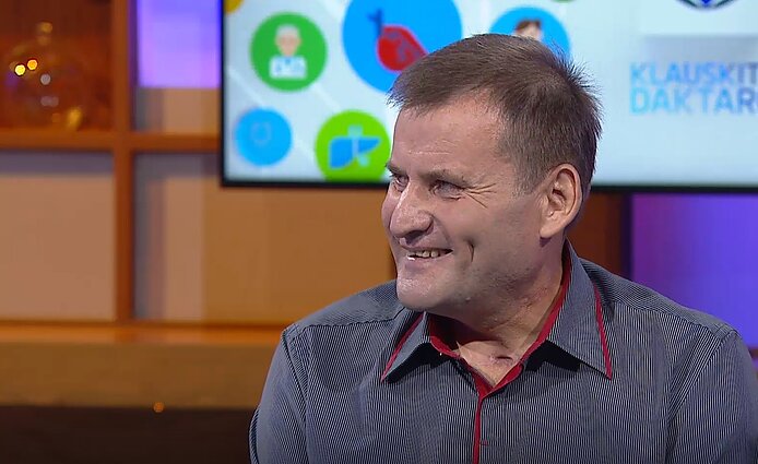 Agresyviausia koronaviruso formą sirgęs panevėžietis vėl susitiko su jį gydžiusiais medikais: kad pasveiks, vilčių nedėjo ir artimieji, ir patys gydytojai
