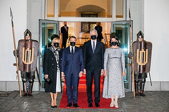 Prancūzijos pirmajai porai skirta vakarienė Valdovų rūmuose, E. Macronas, B. Macron, G. Nausėda ir D. Nausėdienė