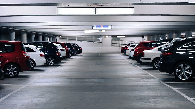Automobilių stovėjimo aikštelė.