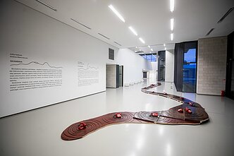 Nacionalinėje dailės galerijoje pristatyta Jolitos Vaitkutės ir Andriaus Mamontovo instaliacija „Skambina“