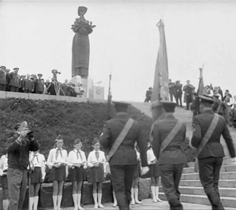 Paminklo „Kryžkalnio motina“, skirto sovietinės armijos kariams, atidengimo ceremonija (1972 m.)