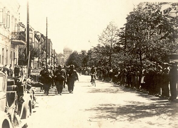 Vermachto kariai žygiuoja Kaune. 1941 metai Vermachto kariai žygiuoja Kaune. 1941 metai