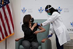 Kamala Harris paskiepyta nuo COVID-19