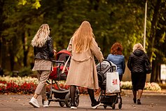 Mamos su vaikais. Asociatyvi nuotr. 