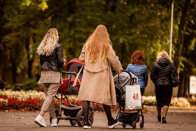 Mamos su vaikais. Asociatyvi nuotr. 