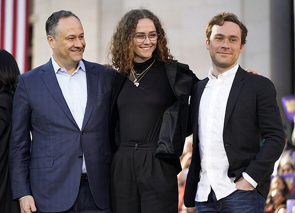 Kamalos Harris vyras Douglas Emhoffas su savo atžalomis Ella ir Cole`u