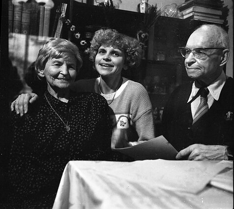 Marija Gimbutienė Lietuvoje, 1993 metai. Marija Gimbutienė, dukra Živilė Gimbutaitė, Marijos brolis Vytautas Alseika Marija Gimbutienė Lietuvoje, 1993 metai. Marija Gimbutienė, dukra Živilė Gimbutaitė, Marijos brolis Vytautas Alseika