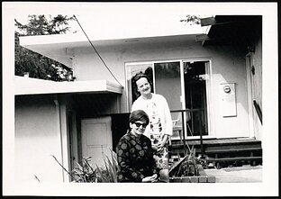 Alė Rūta su Marija Gimbutiene Santa Monikoje, 1969 Alė Rūta su Marija Gimbutiene Santa Monikoje, 1969