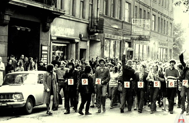 „(Pra)rasta karta“. Jaunystė