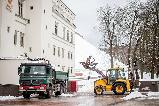 Vilniaus erdvėse sukastas sniegas vežamas į sąvartyną prie Gariūnų Vilniaus erdvėse sukastas sniegas vežamas į sąvartyną prie Gariūnų