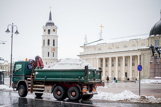 Vilniaus erdvėse sukastas sniegas vežamas į sąvartyną prie Gariūnų Vilniaus erdvėse sukastas sniegas vežamas į sąvartyną prie Gariūnų