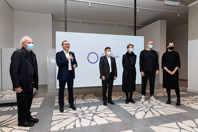 Parodos „Protesto menas: sovietmečio nepaklusnieji“ rengimo grupė atidarymo metu. Iš kairės: Vladimiras Tarasovas, Lietuvos nacionalinio dailės muziejaus direktorius ir parodos kuratorius Arūnas Gelūnas, Radvilų rūmų dailės muziejaus vedėjas Remigijus Černius, parodos architektai Ona Lozuraitytė ir Petras Išora, parodos koordinatorė Justina Augustytė. Fot. Gintarė Grigėnaitė 