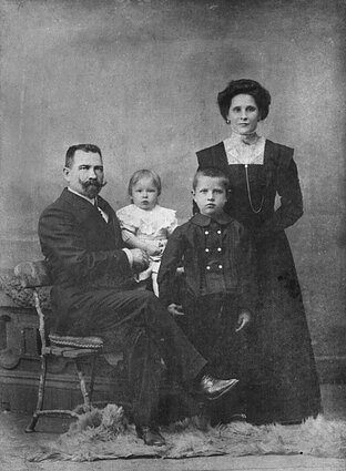 Liudvikas Stulpinas, jo žmona Veronika ir sūnūs Napoleonas bei Aleksandras 