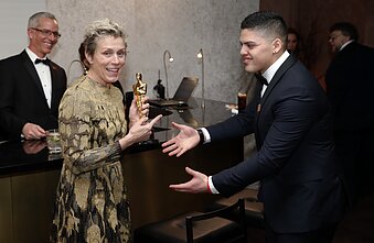 Frances McDormand su sūnumi Pedro McDormandu Coenu Frances McDormand su sūnumi Pedro McDormandu Coenu