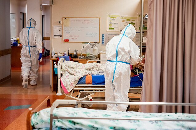 Žinios. Nors situacija COVID-19 skyriuose ligoninėse sudėtinga, naujų ribojimų nežadama