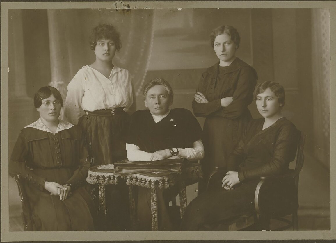 Steigiamojo Seimo narės. Iš kairės: Emilija Spudaitė-Gvildienė, Ona Muraškaitė-Račiukaitienė, Gabrielė Petkevičaitė, Salomėja Stakauskaitė, Magdalena Draugelytė-Galdikienė (1920)
