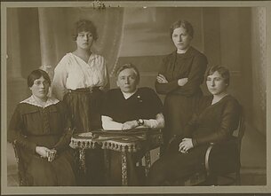 Steigiamojo Seimo narės. Iš kairės: Emilija Spudaitė-Gvildienė, Ona Muraškaitė-Račiukaitienė, Gabrielė Petkevičaitė, Salomėja Stakauskaitė, Magdalena Draugelytė-Galdikienė (1920)
