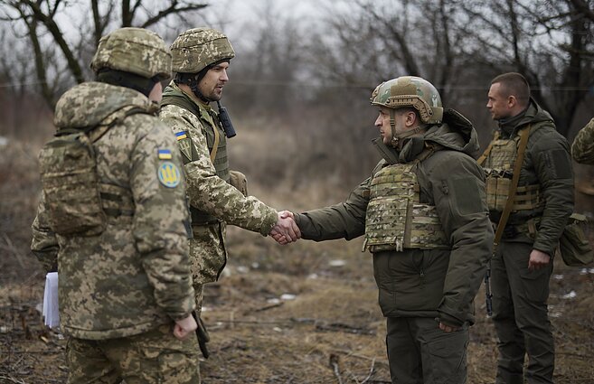 Volodymyras Zelenskis lanko karius Ukrainos rytuose
