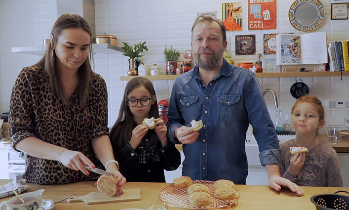 Angliški pyragėliai „Scones“ pagal Starkų šeimą: juos pagardino savo kūrybos grietinėlės kremu