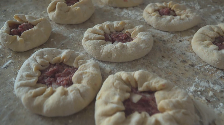 Virtuvės iššūkis totorių tradicijas puoselėjančios Muchlia šeimos namuose: tradiciniai pyragėliai „peremeč“