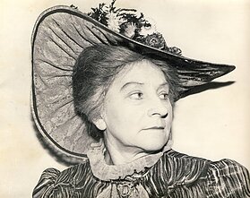 Regina Varnaitė-Misis Soums spektaklyje „Mūsų miestelis“