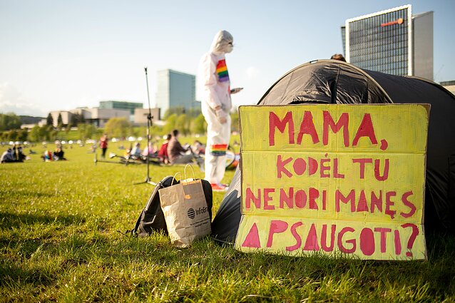 LGBT rėmėjai surengė piketą prieš „Didįjį šeimos gynimo maršą“ LGBT rėmėjai surengė piketą prieš „Didįjį šeimos gynimo maršą“