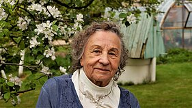 Regina Varnaitė prie vaikystės šulinio Ukmergėje, 2016 m.
