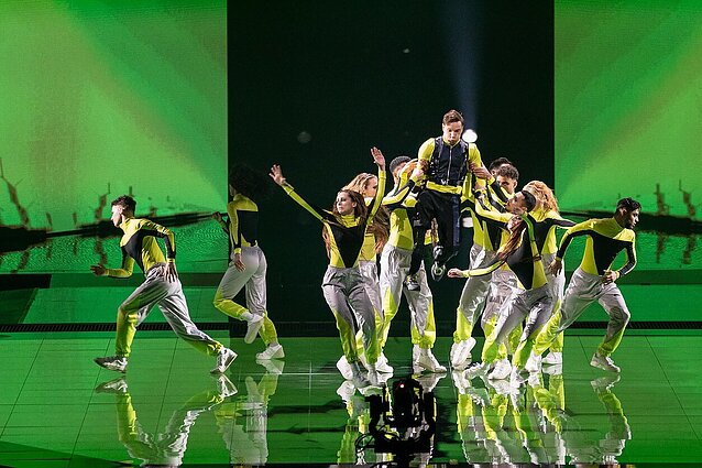 Antrąjį „Eurovizijos“ pusfinalį atidarė įspūdingas ir širdį virpinantis šokio šou: Eefje de Visser į sceną žengė su gatvės šokių žvaigžde Redo