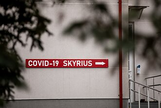 Medikai dirba ligoninėje karantino metu